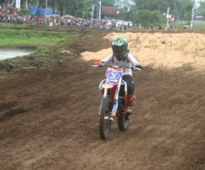 M. Raditya Crosser 65 cc - Rizqy Motor Boss Mild Tembakau Balap Dedi MX Team : PEMANTAPAN DI SIRKUIT PRAGA CAMPUR DARAT, TULUNGAGUNG, JELANG LAGA DANLANTAMAL V CUP MOJOKERTO