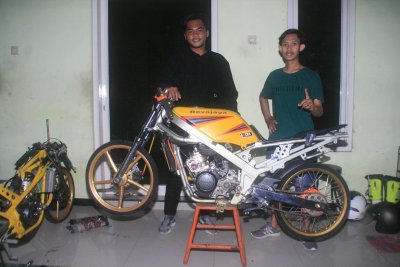 Sport 2 Tak Rangka Standar. Gacoan terbaru AJP 82 Racing Team, Krian yang dipersiapkan untuk musim kompetisi drag bike 2021.