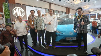 Jusuf Hamka, Zhang Weiwei, Agus Gumiwang Kartasasmita, Airlangga Hartarto, Arief Syarifudin berfoto bersama di depan MG4 EV. 