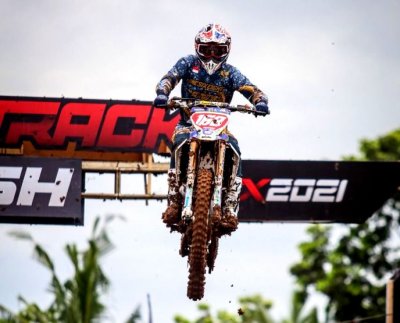 Mevans Sanggramawijaya - Onesixeight Motocross Team. Berada di peringkat atas, di kompetisi bergengsi Powertrack 2021 seri 2, Banjar Patroman, setelah berlaga dengan sepenuh hati.