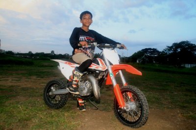 Abdu Rahman Crosser 65 cc - Sumber Urip Karya GHMS MX Team, Gresik. Menitih karier di motocross dengan back up lingkungan penggemar motocross &amp; prestasi pesat meningkat.