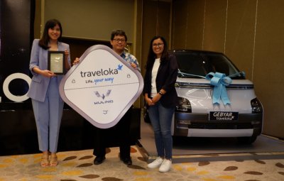Wuling dan Traveloka Serahkan Satu Unit Air ev Untuk Pemenang Utama Gebyar Traveloka
