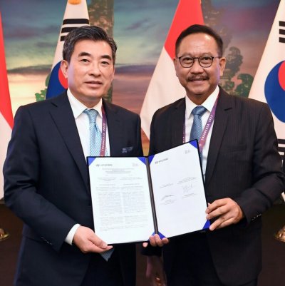 Jaiwon Shin, President and Head Urban Air Mobility Division of Hyundai Motor Group &amp;  Bambang Susantono, Kepala Otoritas Ibu Kota Nusantara (OIKN). Menghadiri ceremony penandatanganan MoU untuk bekerja sama memperkenalkan ekosistem advanced air mobility (AAM) di Indonesia.