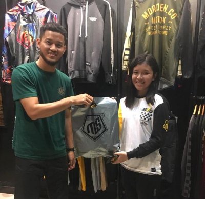 Guntur Owner Morden Sport, Batu. Secara resmi melangsungkan akad kesepakatan mengendorse Shila rider srikandi Jatim, yang lagi on fire.
