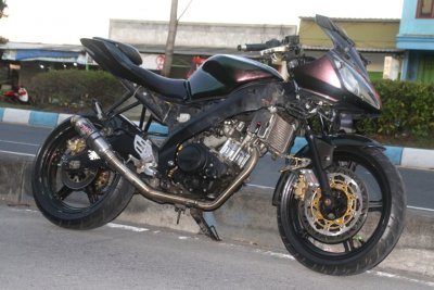 Yamaha R 15. Selain performa bengis, juga tampil modis dengan warna chameleon, imbangi performa sport 4 tak terbaru.