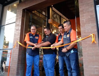 Proses Pengguntingan Pita. Menandai Opening Dealer KTM - Husqvrana Surabaya, lengkap dengan layanan sales, service dan sparepart.  