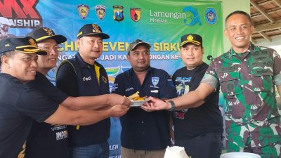 Bupati &amp; Jajaran Pemangku Lamongan. Usai potong tumpeng, menandai resmi dibukanya sirkuit skala nasional plus, Lamongan, menyambut kejuaraan nasional motocross seri 1. 