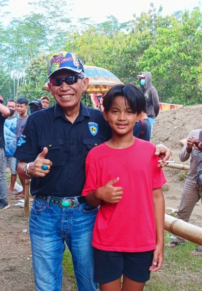 Bambang Haribowo Ketum Pengprov IMI Jatim &amp; M. Raditya Crosser Rizqy Motorsport. Salut dengan gaya balap berkelas yang disajikan petarung belia potensial Jatim &amp; kuat menjadi kandidat petarung Pengprov IMI Jatim hadapi PON. 