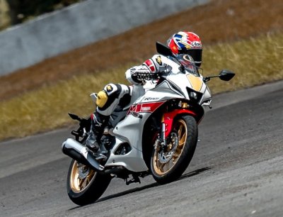 Galang Hendra Pratama saat test ride All New R15 Connected di Sentul International Circuit.