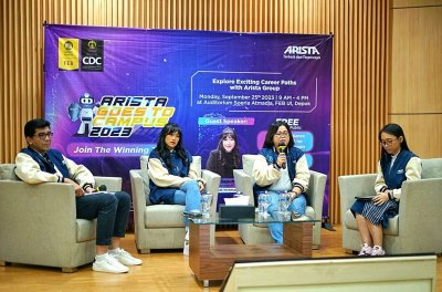 Ronni Lubis EV Sales Leader Arista Group, Tasa Saputri  KOL Otomotif &amp; EV enthusiast, Mia Maryasari Manager HRD Arista Group &amp;  Kiki Attahiyyat Digital Marketing - Communications Manager Arista Group.