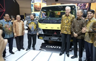 Jajaran Petinggi PT.Krama Yudha Tiga Berlian Motors &amp; Mitsubishi Fuso Truck and Bus Corporation. Optimis penerimaan pasar makin antusias, menunjang kebutuhan bisnis berbasis transportasi.