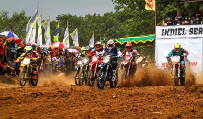 Mevans Sanggramawijaya Crosser Onesixeight Motocross Team. Berjuang keras lepas dari kepungan rival beratnya &amp; bekal keseriusan training sukses menghantarnya jadi jawara. 