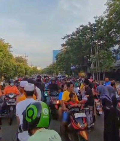 H. RUDI HK BERSAMA MASYARAKAT GRESIK PPI, BERBAGI 1000 TAKJIL, BENTUK SYUKUR YANG TAK TERHINGGA ATAS NIKMAT-NYA