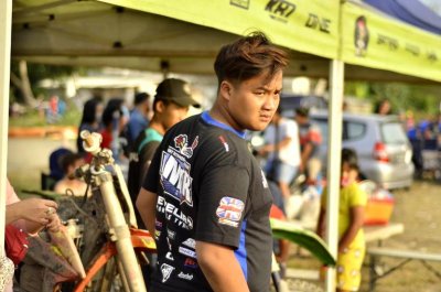 Satrio Bangun Putra Pratama. Tampil meneruskan tongkat estafet sang abah, menjadi nakoda Anugrah Mandiri Racing Factory, Jatim. 