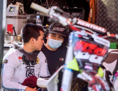 Dede Widya Purnama punggawa ADD Suspension. Berusaha menerjemahkan performa suspensi yang paling tepat untuk mengawal crosser Onesixeight Motocross Team &amp; Kuta Motocross Team. : MENGAWAL KEBUTUHAN 