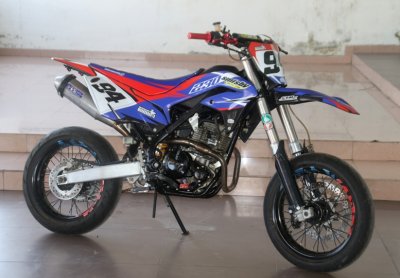 KLX 230 Supermoto. Makin proporsional usai operasi kaki-kaki &amp; persis racikan factory.