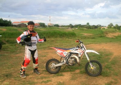 Kun Azam Crosser Bhayangkara Majapahit Sejati Restu Hidayah Mobil GHMS MX Team, Mojokerto. Berjalanya pemantapan di 65 cc secara prosedural, sukses menghantarnya di podium teratas di kejuaraan nasional BOS Junior Motocross Openchampionship 2021. 