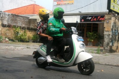 GRAB SURABAYA MAKIN STYLISH DENGAN VIAR E-MOTOR NEW Q1