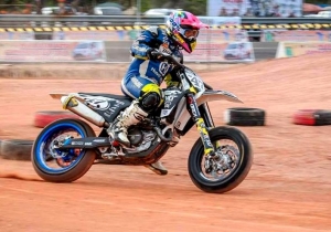 Gaya Rafi Tangka pembalap supermoto Djagung Racing Factory Indonesia. Saat berjuang melawan pembalap asing di Muba International Supermoto Cup 2019, Skyland International Circuit, Musi Banyuasin, Sumatera Selatan. 