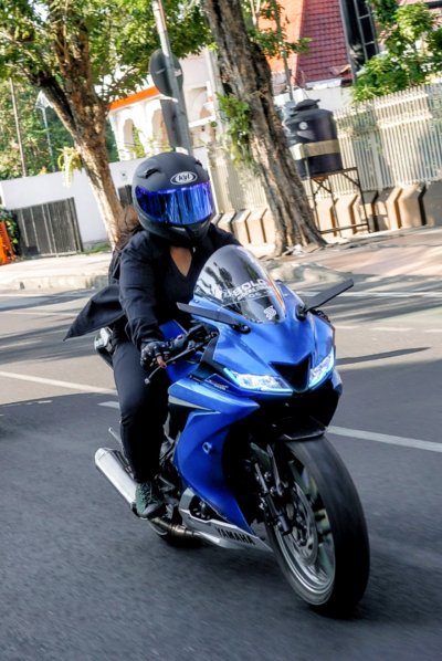 DAILY USE LADY BIKERS SURABAYA INI, PILIH ALL NEW R15 CONNECTED