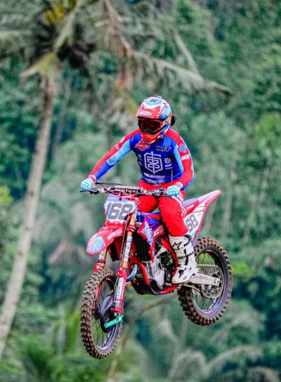 Mevans Sanggramawijaya. Intens training skill di Onesixeight Motocross Circuit, menjadi tonggak kembalinya Dewa Motocross Indonesia, mempertahankan gelar jawara ExPro 2023.