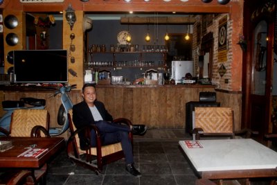 Tommy Owner Resto &amp; Cafe Grand Father, Surabaya. Tawarkan aura kopdar gaya bangsawan, dengan menu milenial yang sensasional. 