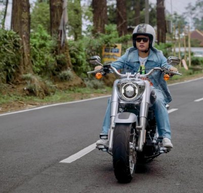 Mevans Sanggramawijaya. Memanfaatkan liburan hari raya Idul Adha dengan touring menunggang Harley Davidson Fat Boy 2020 terbaru.