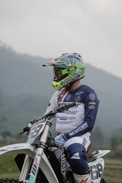 Pangeran Nurhikmah Putra Jaya. Kedatanganya di Onesixeight Motocross Circuit, menjadi petunjuk kuat akan bergulirnya kejuaraan motocross spektakuler di Indonesia.