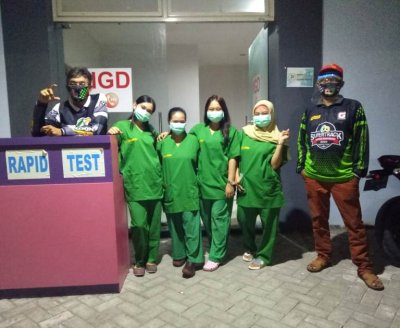 Gombloh &amp; Suryanta GJC Jatim. Kembali mendonasikan Alat Pelindung Diri, untuk tenaga medis Klinik JMS, Sidoarjo.