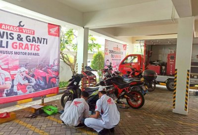 Hari Disabilitas Internasional : MPM HONDA JATIM BERIKAN LAYANAN SERVICE GRATIS GANTI OLI MESIN 100 MOTOR DIFABEL