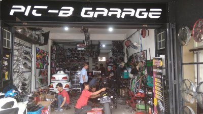 Pit-B Garage bisa jadi rujukan pencinta moge untuk mencari aseso.