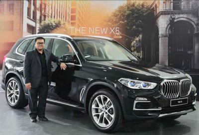 Yopy Antonio Kepala Cabang BMW Astra Surabaya. Kenalkan New BMW X5 xDrive40i xLine dengan berbagai fitur canggih &amp; menunjang kenyamanan.