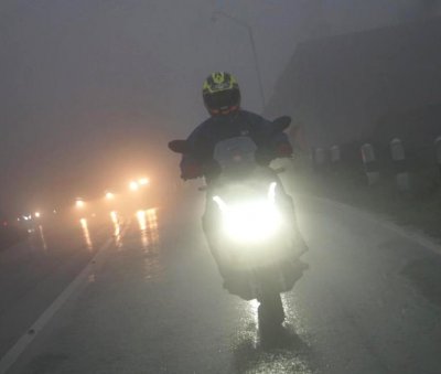 Berkendara Di Kondisi Hujan. Lengkapi dengan riding gear nyaman &amp; pastikan memahami teknik berkendara di kondisi trek basah.