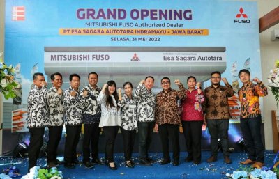 Management PT. KTB berfoto Bersama dengan Management PT. Esa Sagara Autotara, saat acara pembukaan dealer 3S di wilayah Jatibarang, Indramayu pada tanggal 31 Mei 2022.