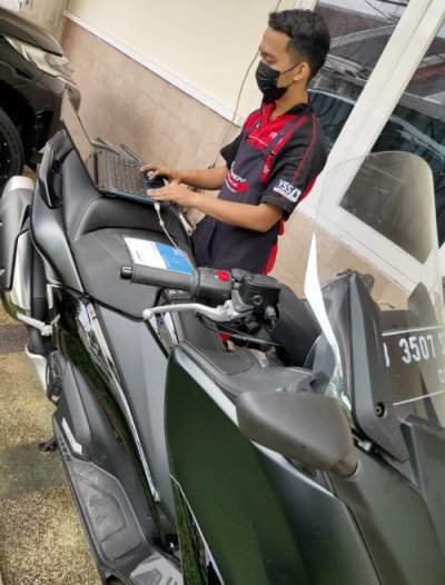 Mekanik Service Kunjung Yamaha. Lagi proses mendiagnosa sebagai tahap proses maintenance sesuai SOP.