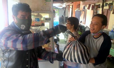 Eagle eyes club Jogja bagi sembako gratis ke warga terkena dampak covid-19.