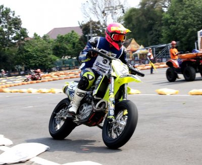 Raffi Geraldio Tangka Djagung Racing Factory. Di supermoto TGA pasang tarjet fight dengan rider bule.  