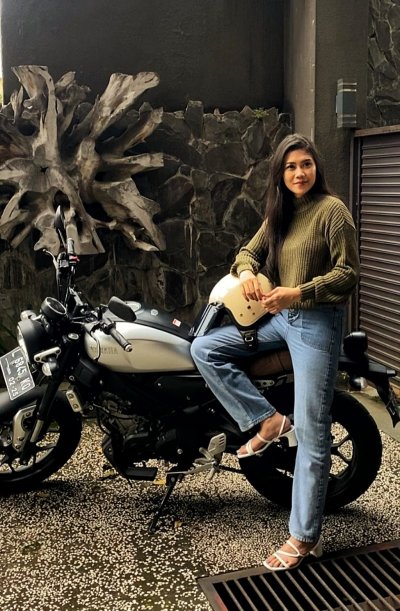 TAMPIL KEKAR, LADY BIKERS INI DIBUAT TAK BERDAYA OLEH YAMAHA XSR 155