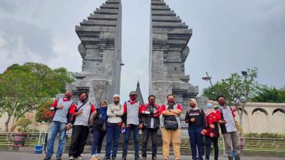 Riders Yamaha Aerox Club, Sidoarjo. Tourjib triwulan berkunjung ke monumen makam museum Bung Karno Blitar.