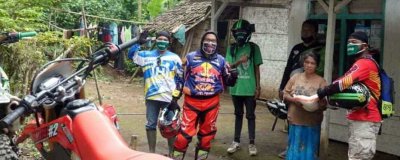 Mahdi, anggota DPRD Jatim bareng Komunitas Airlangga Trail blusukan ke desa terpencil Probolinggo.