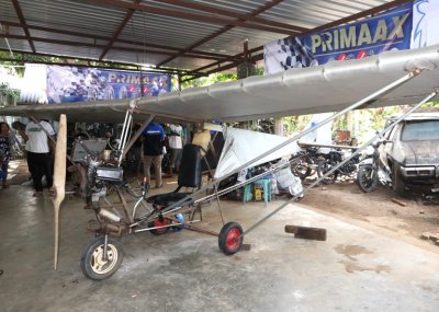 Pesawat Kreasi Haerul Motor, Pinrang. Dibangun dari sebuah workshop sederhana &amp; spektakuler menarik perhatian banyak kalangan.