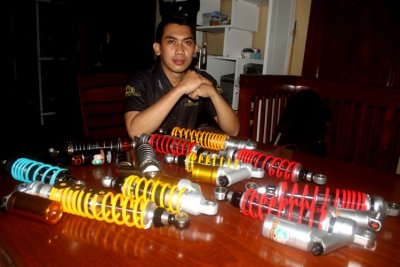 Bayu Chief Mekanik JC Suspension, Surabaya. Tawarkan cara hemat, rebuild double shock kontes &amp; touring, untuk racing.  