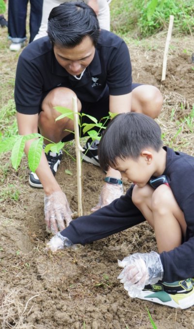 Gelar Customer Gathering di Awal Tahun 2025, NETA mengajak konsumen setia NETA Menanam Bibit Pohon Mahoni di Sentul
