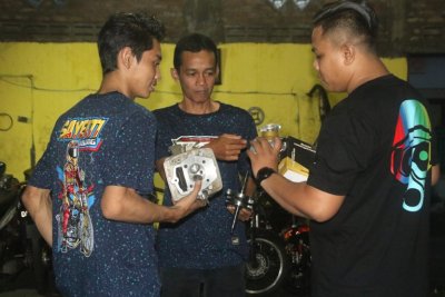 T-Shirt Iconic RAT Motorsport. Popular di kalangan racing mania &amp; kental dengan suasana workshop.