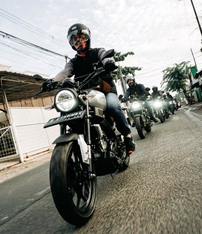 Bikers Yamaha XSR 155. Bangga memburu destinasi eksotis dengan latar tema heritage &amp; retropolis.