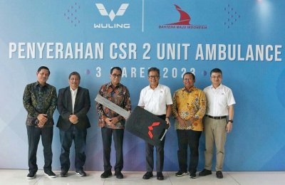 Wuling Serahkan Dua Unit Ambulans Kepada Yayasan Bahtera Maju Indonesia