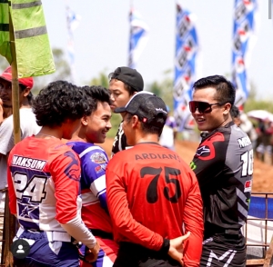 Mevans Sanggramawijaya Owner Onesixeight MX Team, Jakarta saat menyusun strategi bersama formasi MX Team  terbarunya.