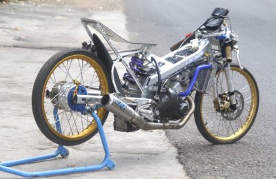 Aki Kuda Besi Drag Bike. Butuh dimensi paling kecil, tapi memiliki ampere ideal untuk kebutuhan arus pengapian DC Totalos.