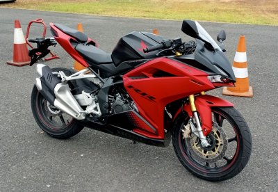 New Honda CBR250RR SP Demoday, Surabaya. Kesempatan rider penghobi kecepatan Surabaya, untuk menguji coba performa mesin &amp; fitur teknologi terbaru New Honda CBR 250RR SP di sirkuit GBT, Surabaya.