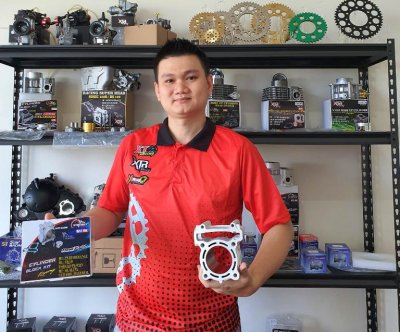 Emin Susanto APM Sum Racing Indonesia. Merangsang pertumbuhan industri kreatif penghobi karapan segmen bebek jantan. 